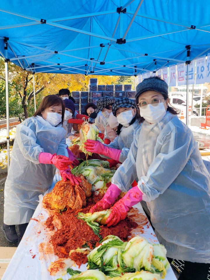 연수구 선학동 지역사회보장협의체는 지난달 28일 동 행정복지센터에서 지역 내 저소득 이웃을 위한 맛있는 김치 행복 나눔 김장 행사를 개최했다
